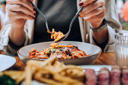 video ne uitam de 10 ori la meniu pana comandam romanii au rarit iesirile la restaurant din cauza scumpirilor 692bd1c713fbd