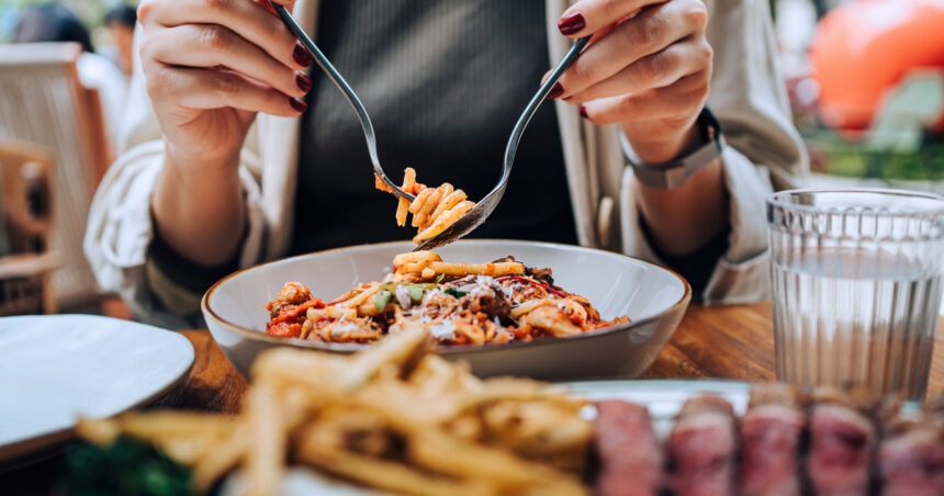 video ne uitam de 10 ori la meniu pana comandam romanii au rarit iesirile la restaurant din cauza scumpirilor 692bd1c713fbd