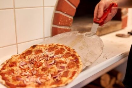 video noul trend in materie de inselaciuni poza cu pizza arsa si mancare cu fire de par fabricate cu ai bucatarul nostru e chel 692728cab66b4