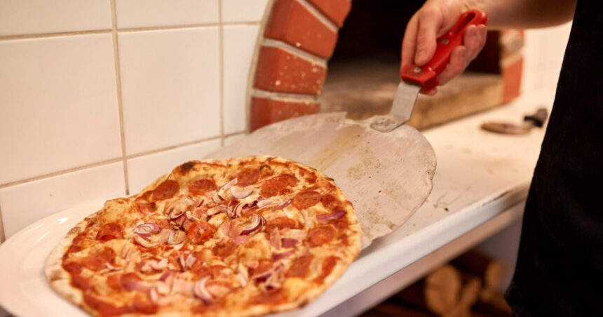 video noul trend in materie de inselaciuni poza cu pizza arsa si mancare cu fire de par fabricate cu ai bucatarul nostru e chel 692728cab66b4