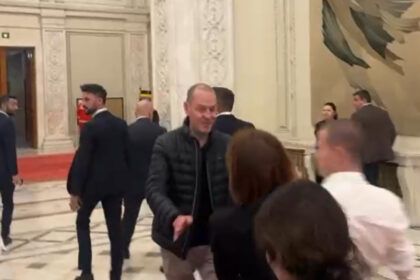 video ofiterul de presa de la guvern impinge jurnalistii care vor sa i adreseze intrebari premierului bolojan precizarile executivului 6927286ba3e23