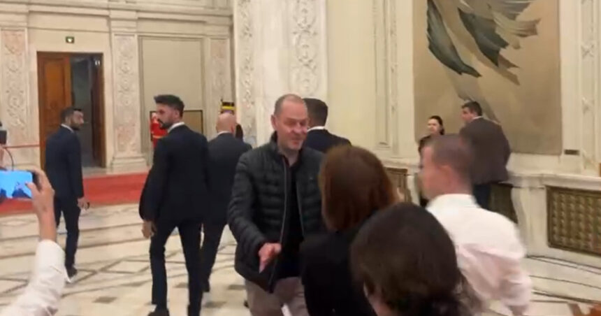 video ofiterul de presa de la guvern impinge jurnalistii care vor sa i adreseze intrebari premierului bolojan precizarile executivului 6927286ba3e23