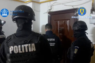 video operatiunea jupiter a treia zi descinderi la suspecti de infractiuni de amenintare talharie contrabanda si nerespectarea regimului munitiilor 690aee6d6d9e4