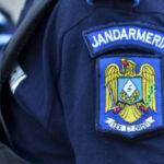 video patru turisti cu un bebelus rataciti pe un drum izolat de munte din zona brasov salvati de jandarmi 6921ed3f5506b