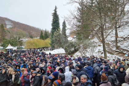 video pelerinaj la manastirea prislop mii de credinciosi asteapta canonizarea parintelui arsenie boca 6929e0ee07ee1