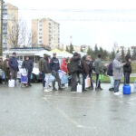 video penurie de apa in campina oamenii stau la coada pentru cateva bidoane magazinele sunt goale am luat apa dintr o baltoaca 692c3d8466b45