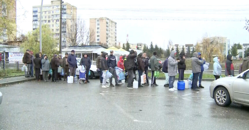 video penurie de apa in campina oamenii stau la coada pentru cateva bidoane magazinele sunt goale am luat apa dintr o baltoaca 692c3d8466b45