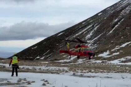 video premiera elicopter black hawk folosit intr o misiune de salvare montana salvamontistii cauta un tanar disparut de 4 zile in bucegi 6927ff4363ce6