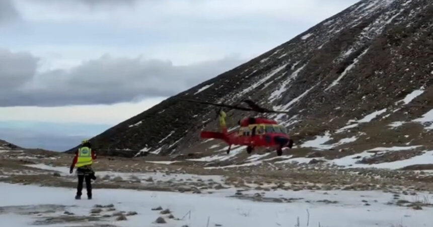 video premiera elicopter black hawk folosit intr o misiune de salvare montana salvamontistii cauta un tanar disparut de 4 zile in bucegi 6927ff4363ce6