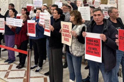 video protest al angajatilor din parlament nemultumiti de taierile de salarii ministrul dezvoltarii ii asigura ca nu vor fi afectati 691c803580c62