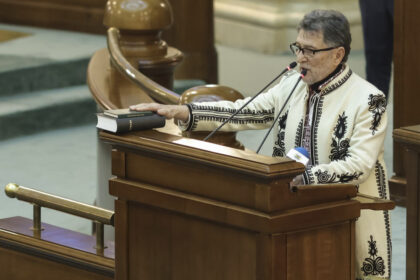 video senator sos despre acuzatia ca un coleg a furat un rucsac om fi noi parlamentarii hoti dar chiar sa ne coboram la nivelul asta 691c8991cdf34