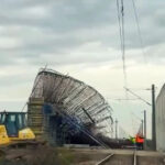 video trafic oprit intre timisoara si arad dupa ce structura unui pasaj rutier a cazut pe liniile de cale ferata trei trenuri afectate 691b40bfe7f03
