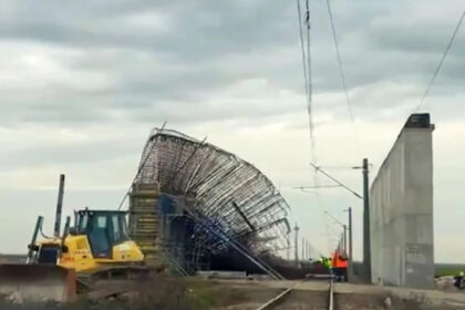 video trafic oprit intre timisoara si arad dupa ce structura unui pasaj rutier a cazut pe liniile de cale ferata trei trenuri afectate 691b40bfe7f03