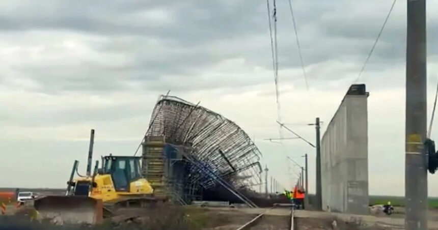 video trafic oprit intre timisoara si arad dupa ce structura unui pasaj rutier a cazut pe liniile de cale ferata trei trenuri afectate 691b40bfe7f03