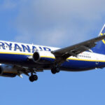 video un avion a ramas blocat pe pista aeroportului din cluj dupa aterizare unul dintre piloti a fost luat cu ambulanta inconstient 6909a93683668