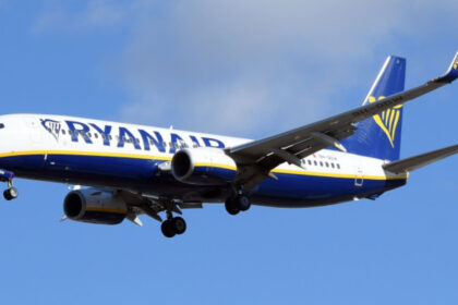 video un avion a ramas blocat pe pista aeroportului din cluj dupa aterizare unul dintre piloti a fost luat cu ambulanta inconstient 6909a93683668