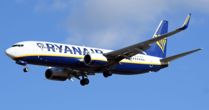 video un avion a ramas blocat pe pista aeroportului din cluj dupa aterizare unul dintre piloti a fost luat cu ambulanta inconstient 6909a93683668