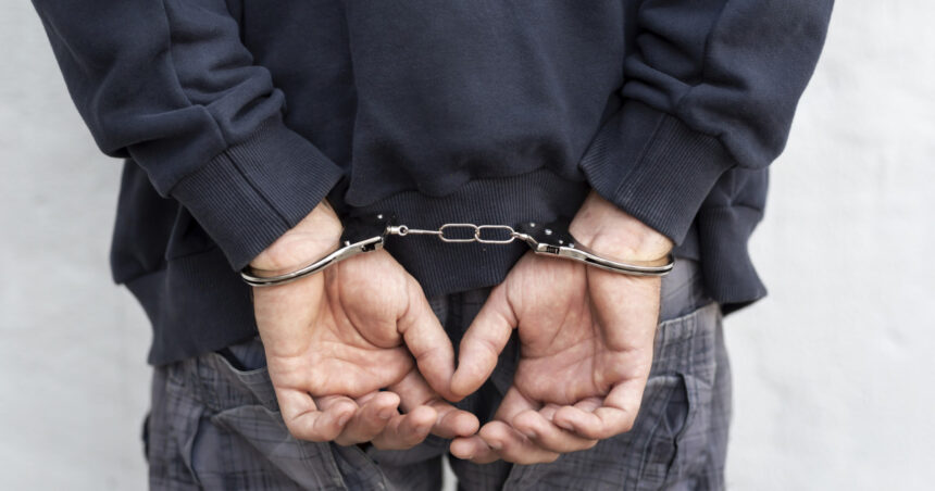 video un barbat abia eliberat din inchisoare a fost arestat din nou chiar la poarta penitenciarului deva care este motivul 690b08ab5a1ea