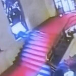 video un politician italian a spart cu capul un vitraliu de 40 000 de euro dupa ce s a impiedicat pe scari incidentul surprins de camere 691d76aa525cf