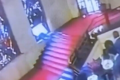 video un politician italian a spart cu capul un vitraliu de 40 000 de euro dupa ce s a impiedicat pe scari incidentul surprins de camere 691d76aa525cf