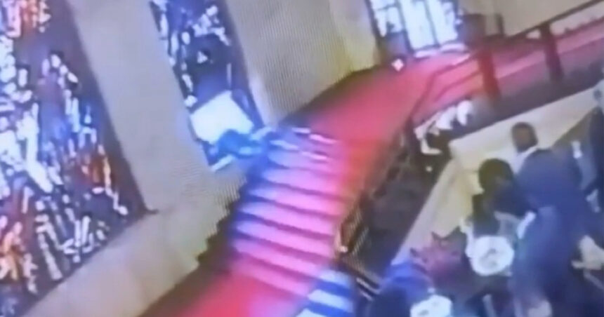 video un politician italian a spart cu capul un vitraliu de 40 000 de euro dupa ce s a impiedicat pe scari incidentul surprins de camere 691d76aa525cf