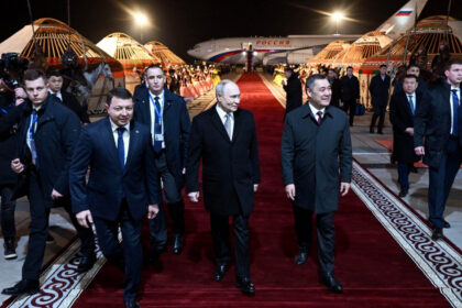 video vladimir putin primit cu vulturi dresati cai si caini de paza in kirgizstan ceremonie grandioasa pentru liderul rus 6925dac8d4c76