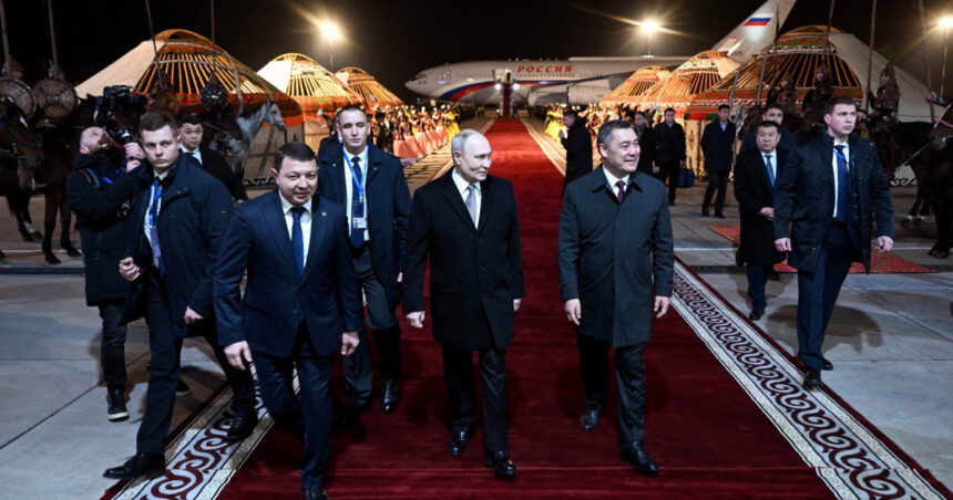 video vladimir putin primit cu vulturi dresati cai si caini de paza in kirgizstan ceremonie grandioasa pentru liderul rus 6925dac8d4c76