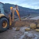 video vremea rea face ravagii sosele blocate de alunecari de teren pe valea oltului au cazut pietre de pe versant gospodarii sunt inundate 692c40fed3c91