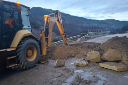 video vremea rea face ravagii sosele blocate de alunecari de teren pe valea oltului au cazut pietre de pe versant gospodarii sunt inundate 692c40fed3c91