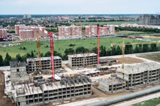 volumul lucrarilor de constructii a crescut cu 9 in 2025 se repara mult dar proiectele noi stagneaza si preturile locuintelor urca 691f09cec5fb9