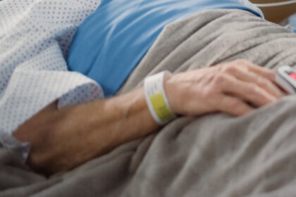 11 dintre batranii tinuti in conditii mizere in azilul din timis au fost internati cu scabie a fost deschisa o ancheta epidemiologica 6943177973da6