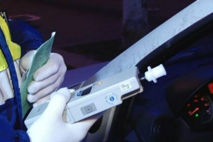 a condus cu un permis fals a fost prins de politisti anchetat trimis in judecata si chiar condamnat incredibil a scapat de toate acuzatiile 694b10d8ed5fb