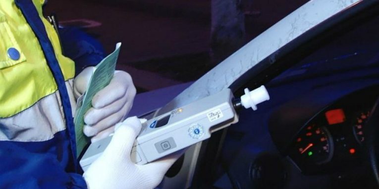 a condus cu un permis fals a fost prins de politisti anchetat trimis in judecata si chiar condamnat incredibil a scapat de toate acuzatiile 694b10d8ed5fb