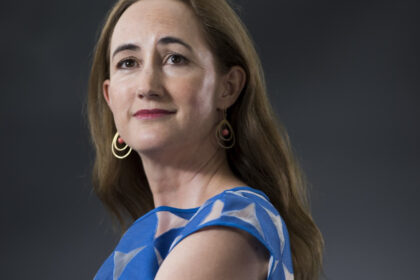 a murit scriitoarea britanica sophie kinsella autoarea seriei la cumparaturi 69398f9c88843