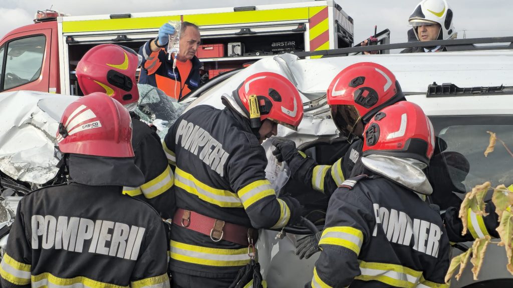 accident grav pe dj222 intre pestera si remus opreanu un autoturism s a rasturnat o victima este incarcerata 693528ecec91e