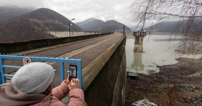 apele romane a reactionat la imaginile aparute cu barajul paltinu nu exista nicio avarie este un comportament normal de iarna 69367c2a93220