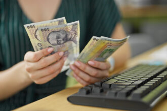 au fost virate platile pentru alocatiile copiilor si indemnizatiile pentru parinti cand isi vor primi romanii banii 6937066892d3a