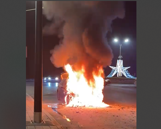 autoturism cuprins de flacari in zona auchan aproape de sensul giratoriu spre cumpana 693890d188a28