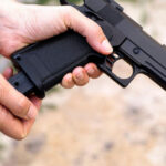 barbat nemultumit intra cu o arma airsoft in biroul unui executor judecatoresc din constanta 693c58169c0ef