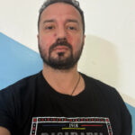 barbatul care i a strigat lui calin georgescu mars la moscova a depus plangere dupa ce ar fi fost batut de sustinatorii acestuia 692db92ab6ee7