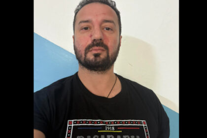 barbatul care i a strigat lui calin georgescu mars la moscova a depus plangere dupa ce ar fi fost batut de sustinatorii acestuia 692db92ab6ee7