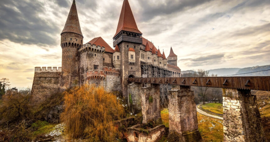 caseta metalica cu documente descoperita sub talpa cavalerului de pe acoperisul castelului corvinilor ce ascundea aceasta 694db18386bb3