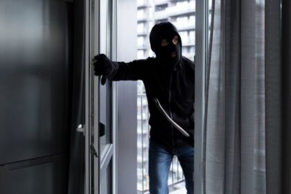 constanta ca in filme recidivistul care a spart casa sefului de la mediu implicat in atacul asupra unui dealer de etnobotanice 693251d4be1d1