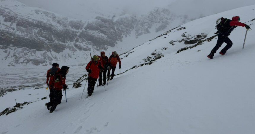 continua cautarile pentru tanarul britanic disparut in munti el plecase acum mai bine de o saptamana spre castelul lui dracula 692ed96f5c88e