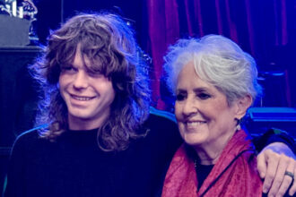 cum se numeste ultima melodie inregistrata de joan baez artista s a intors in studio revoltata de politicile lui trump 6934a8927487c