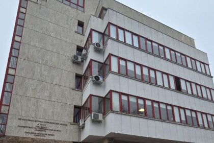 de la 1 ianuarie 2026 platforma revisal nu va mai fi operationala angajatorii sunt invitati sa finalizeze inrolarea in reges online pana la sfarsitul acestui an 6939594724127