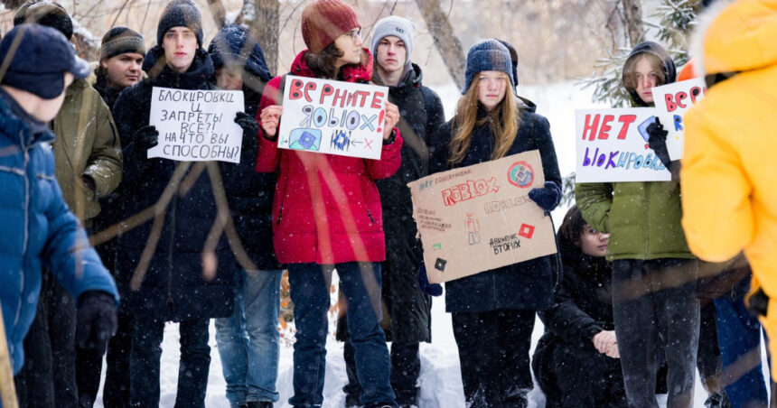 demonstratie rara de nemultumire publica intr un oras din rusia proteste fata de interzicerea platformei de jocuri roblox 693f115e628c2