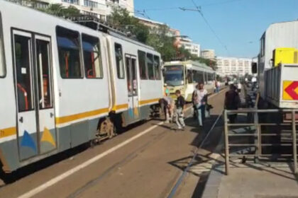 doua tramvaie s au ciocnit in bucuresti un copil a ajuns la spital 692dce3cac372