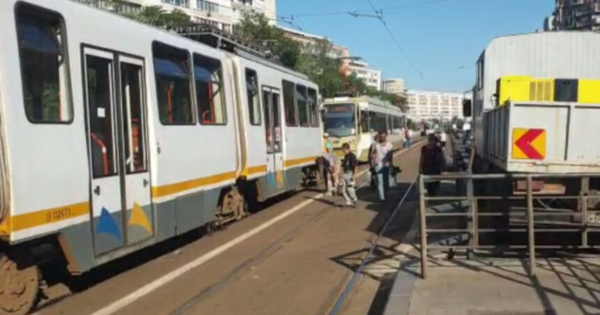 doua tramvaie s au ciocnit in bucuresti un copil a ajuns la spital 692dce3cac372
