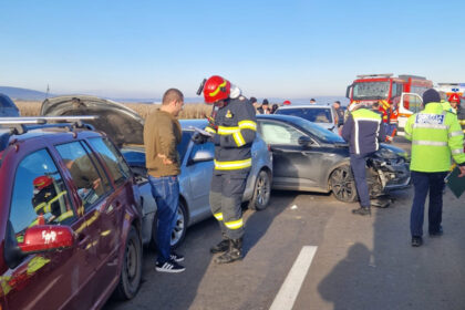 foto accident in lant pe dn11 in covasna 7 masini implicate 5 persoane printre care si un copil au fost duse la spital 6946d3b5cff40